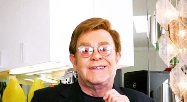 Elton John: ex fidanzata lo contatta dopo 50 anni chiedendogli aiuto, il cantante le paga un intervento al ginocchio