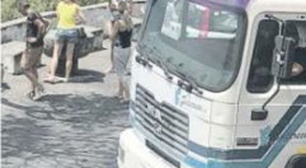 Camion dei rifiuti tra le ville dei vip: a Ischia scatta la protesta