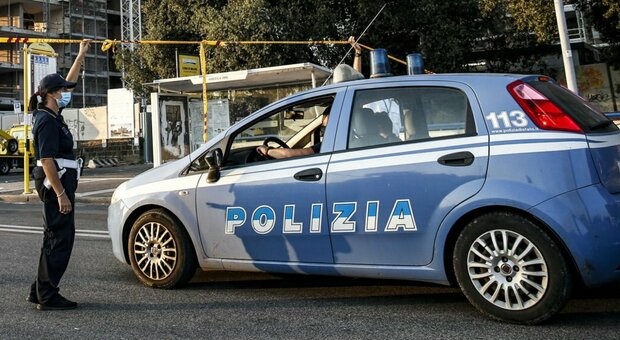 Roma, prova ad abbordare due ragazze su via Nomentana e poi le investe con l'auto: arrestato 42enne