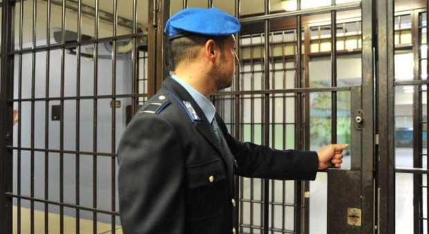 Segano le inferriate e scappano Evasi tre detenuti italiani: le ricerche