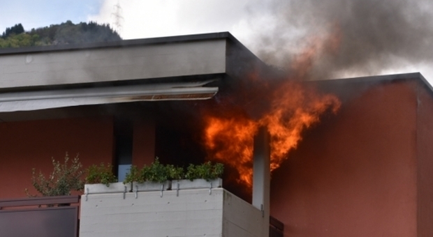 Perde la vita nella casa in fiamme dopo aver salvato i genitori