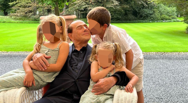Silvio Berlusconi, sempre più influencer: la foto social con i nipoti divide il web. Le critiche mosse al Cavaliere