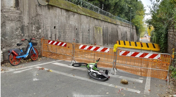 Roma, l’ambasciata russa non fa riparare il muro: chiusa la via per San Pietro