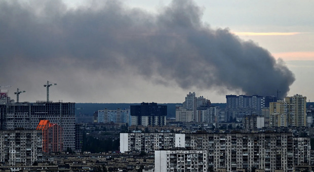 Kiev, attacco aereo nella notte: droni russi abbattuti. L'Agenzia internazionale per l'energia atomica: «Mine a Zaporizhzhia»