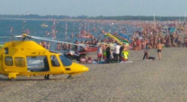 Intervento dell'elicottero del Suem a Rosolina mare (foto d'archivio)