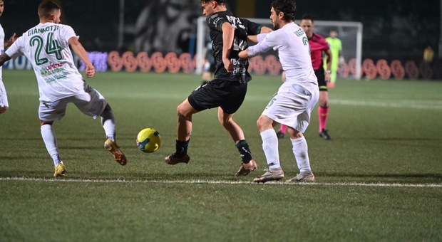 Palo e traversa negano il successo all'Avellino: 0-0 col Monopoli