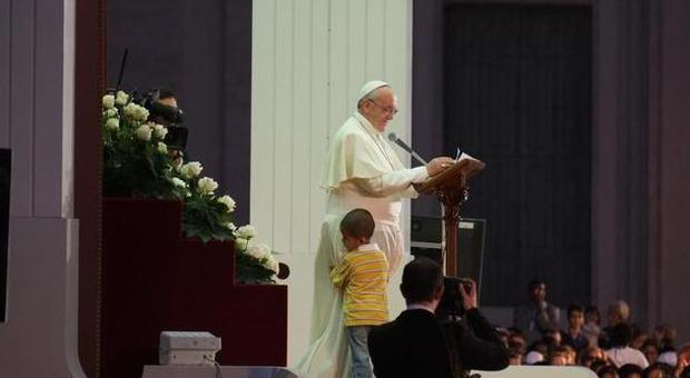 Il bimbo sul Sagrato con papa Francesco