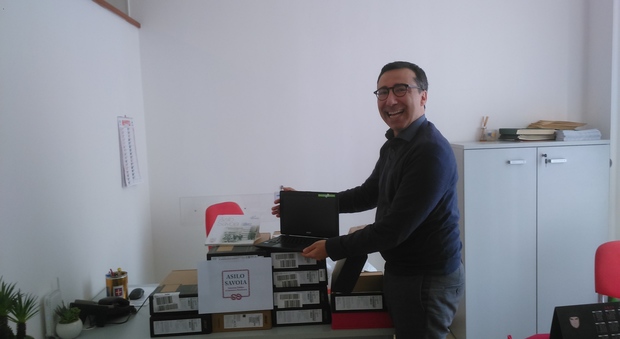 Fabrica di Roma, l'Asilo Savoia consegna undici nuovi computer alla scuola elementare