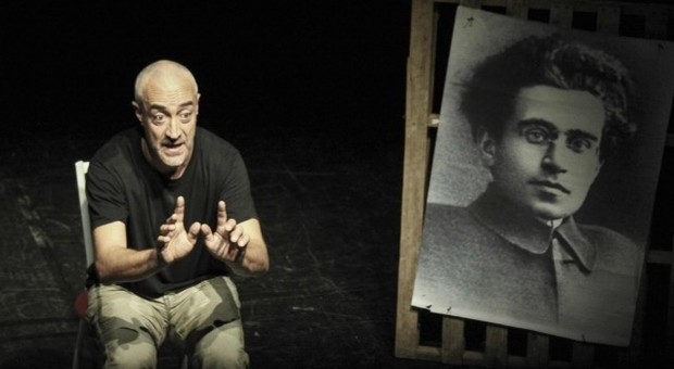 Cappotto nero, martello e poster: Saccomanno porta in scena Gramsci