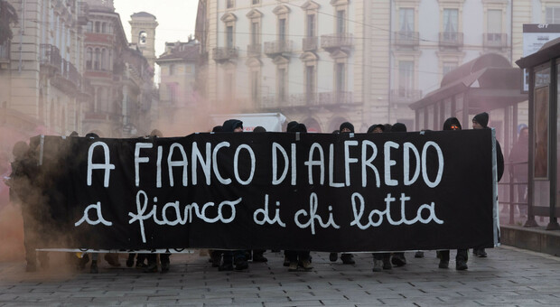 Corteo anarchico per le vie di Milano, tensione in centro: le forze dell'ordine sorvegliano 600 manifestanti