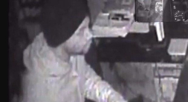 «Spaccata» al ristorante giapponese ripreso il ladro in azione a Napoli
