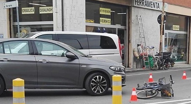Pesaro, donna in bici scaraventata a terra da un'auto: «Via pericolosa»