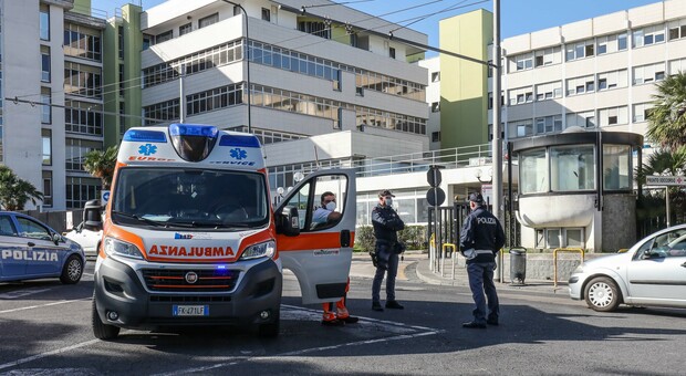 Covid a Napoli, paziente sospetto muore nel bagno del pronto soccorso del Cardarelli