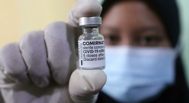 Vaccino, la terza dose fa triplicare gli anticorpi: «Protegge anche dalla variante Delta»
