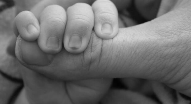 Covid, neonato positivo in terapia intensiva: la mamma non si era vaccinata