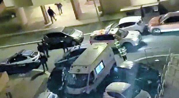 Roma, ragazzi sequestrati e derubati nel parcheggio del centro commerciale: «In ostaggio per un'ora». Arrestata la gang