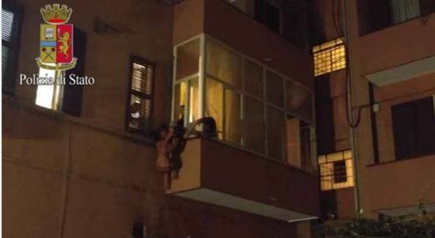 Roma, studentessa violentata in casa: per sfuggire al suo aguzzino si arrampica nuda sul balcone