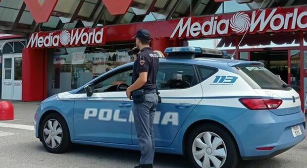 La polizia di fronte a Mediaworld