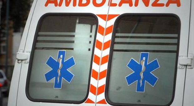 Litiga con i sanitari e lancia sassi all'ospedale contro le ambulanze : 27enne denunciato
