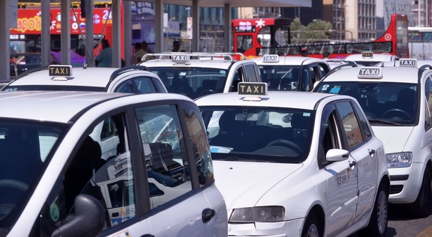 Taxi a Napoli, da oggi scatta il caro-tariffe: il costo delle corse sale del 10%