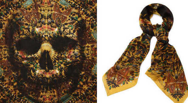La sciarpa Full Tityus Big Skull di Alexander McQueen