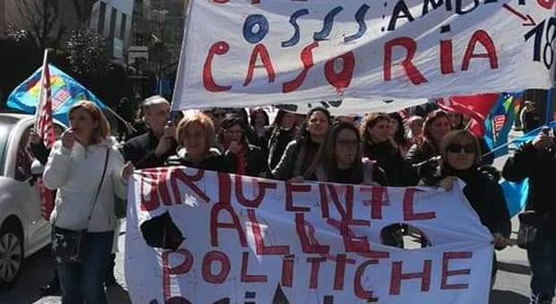 Protesta per il lavoro a Casoria, in piazza gli operatori sociali precari