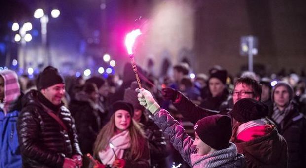 Capodanno a Roma, in 600mila sfidano il freddo: al Circo massimo anche il sindaco Marino