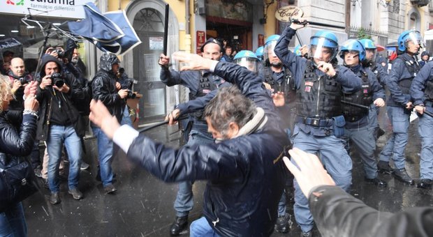 Napoli, scontri tra polizia e disoccupati prima dell'incontro con Zingaretti: 4 feriti