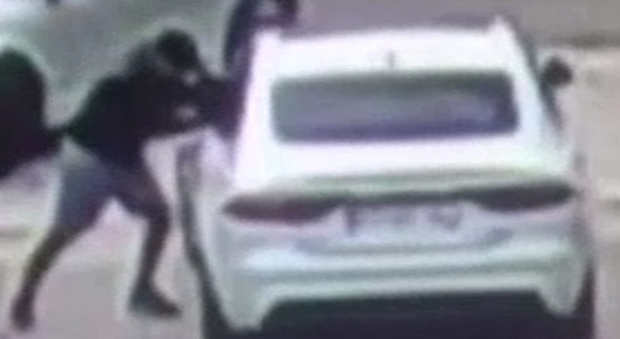 Un ladro ripreso mentre "attacca" un'auto (archivio Ansa)