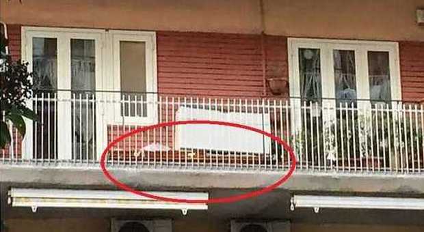 Allarme su Fb: "C'è una bara esposta su un balcone". Poi si scopre la verità