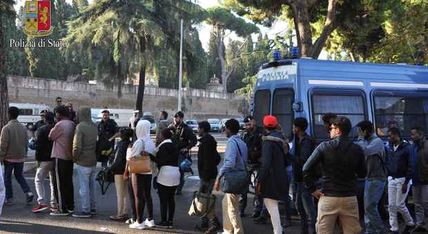 Roma, sgomberato il presidio Baobab, 98 migranti identificati: polemiche e proteste