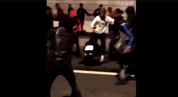 Francia, due agenti aggrediti e pestati dalla folla la notte di Capodanno
