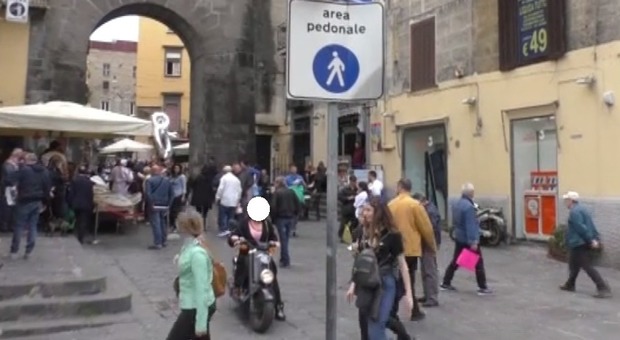 Napoli, scorribande di scooter nell’area pedonale di porta San Gennaro: l’allarme dei commercianti e dei ristoratori