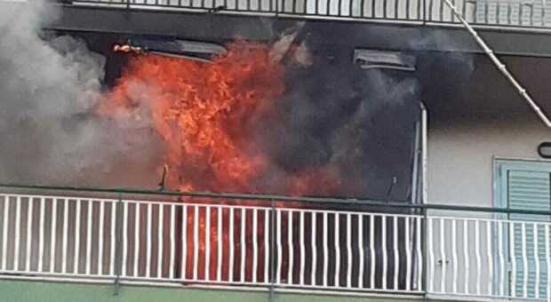 Incendio a Casalnuovo: appartamento in fiamme, donna salvata dai carabinieri