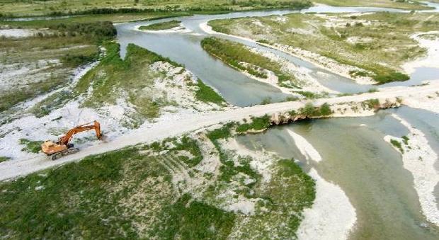 Il fiume Piave "massacrato": scavi e cemento: «Così lo distruggete»