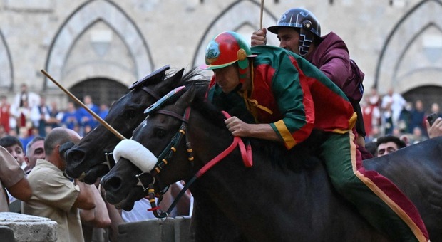 Palio di Siena 2022: la Contrada del Drago vince al fotofinish
