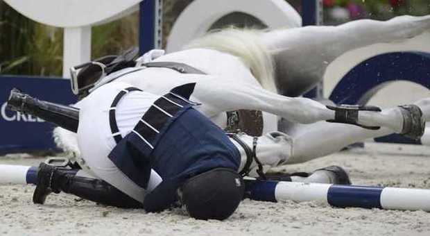 L'amazzone Athina Onassis cade in gara, il cavallo ​si spezza una gamba: soppresso