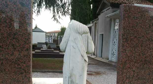 La statua danneggiata dai vandali al cimitero di Martellago