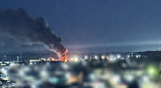 Guerra ucraina, attacco di droni sulla Russia: a fuoco una raffineria a Nizhny Novgorod