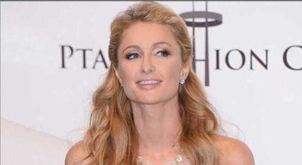Paris Hilton perde un anello da 100.000 dollari, un pompiere lo trova e lo restituisce