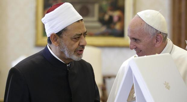 Il Grande Imam del cairo Al-Azhar con papa Bergoglio