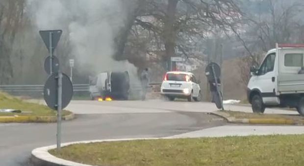 Paura a Trasanni: furgoncino prende fuoco in mezzo alla Provinciale