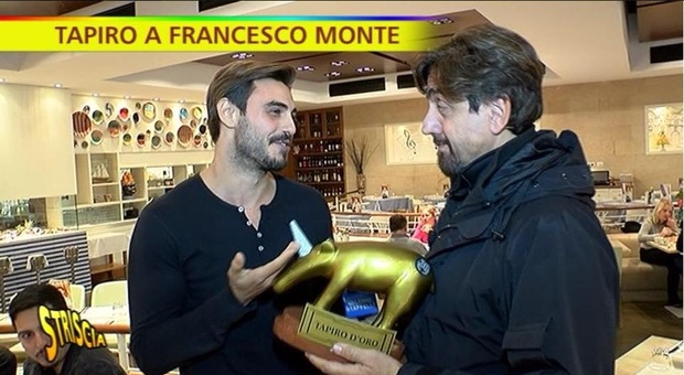 Francesco Monte riceve Tapiro speciale da Striscia La notizia