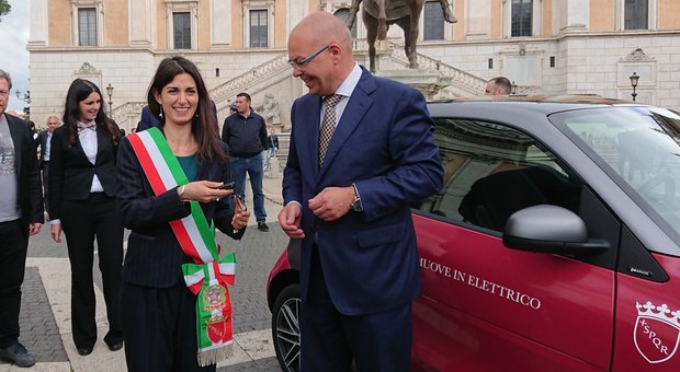 La consegna delle chiavi della Smart elettrica da parte del presidente di Mercedes Benz Italia Marcel Guerry alla sindaca di Roma, Virginia Raggi