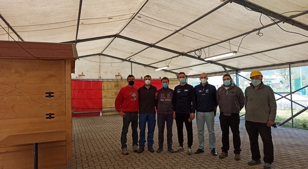 I volontari dell'Unione sportiva San Vittore che hanno montato la tensostruttura di Anzù