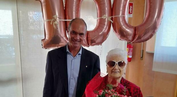 Ama l'inglese e le passeggiate in spiaggia: così Angela Pitta celebra i suoi primi 100 anni a Falconara
