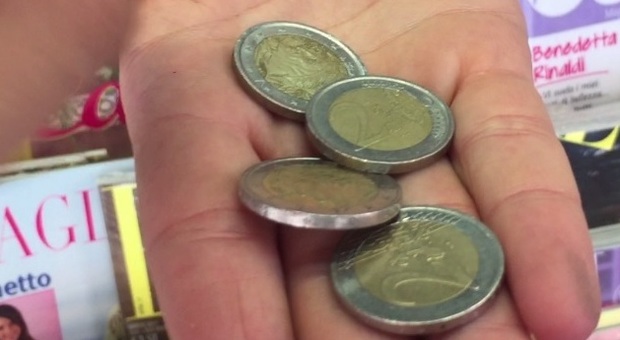 Allarme monete false a Napoli, scatta il test verità | Video