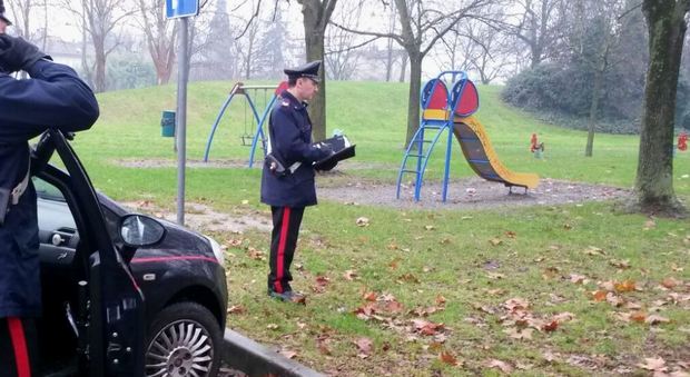 Spacciava eroina nel parco giochi per bambini e famiglie: arrestato