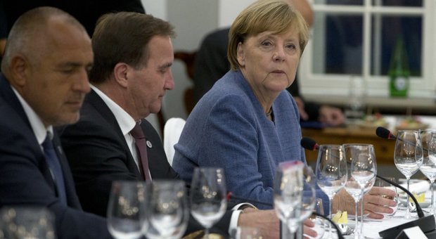 Tallinn, Angela Merkel si addormenta durante il discorso della presidente Estone