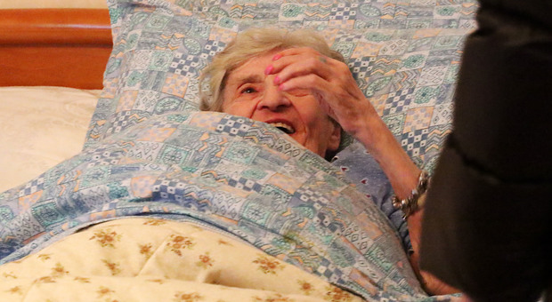 Torturata a 90 anni dalla badante: «Botte in testa e sputi, un incubo»